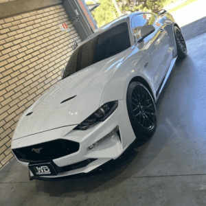 Mustang branco atendido pela WB Auto Service
