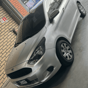 Carro branco atendido pela WB Auto Service