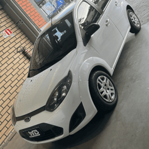 Carro branco atendido pela WB Auto Service